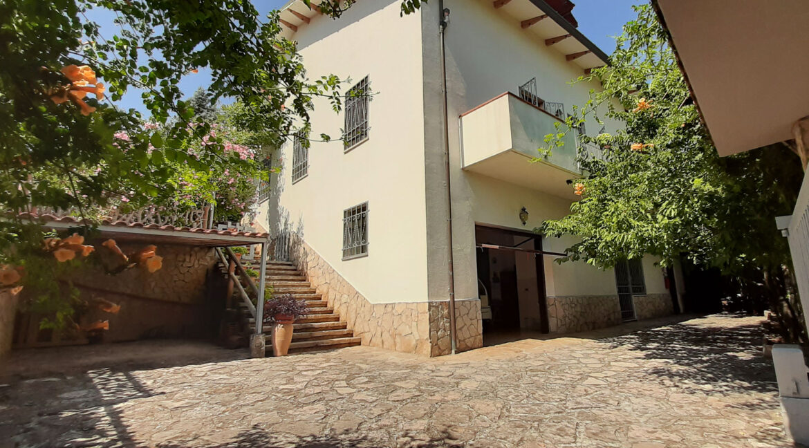 parcheggio-facciata-villa