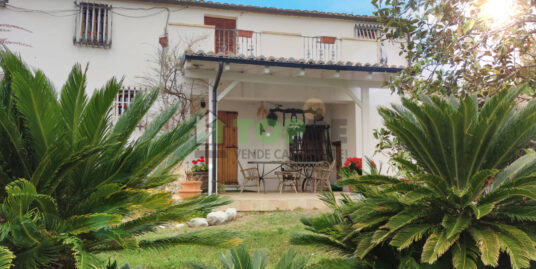 Splendido CASALE con giardino e terreno in VENDITA a Pianella (PE)
